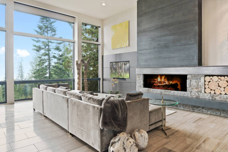 Linear-fireplace-that-extends-to-the-high-ceiling-with-sectional-couch-to-sit-and-enjoy